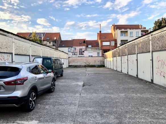 Secure car parking spaces for rent at Helmet in Schaerbeek