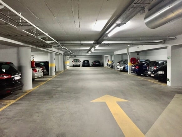 Secure parking space for cars to rent near Hippodrome de Boitsfort