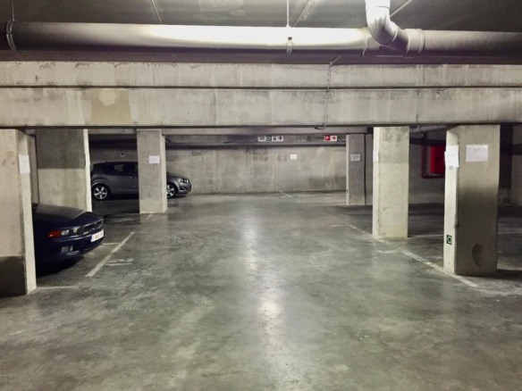 Car park for rent near Chapelle and CHU Saint-Pierre