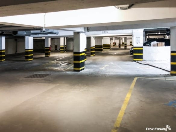 Secure car parking space Quartier Université