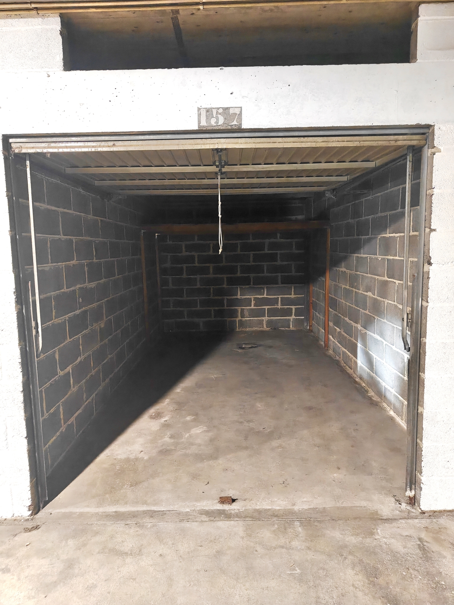 Garage fermé et 2 emplacements de parking sécurisés à louer – Rue de Genève, 1030 Schaerbeek